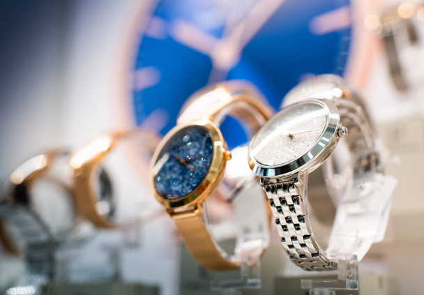 Relojes de lujo en un stand de la tienda
 - Foto, Imagen