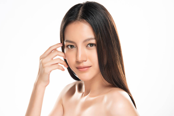 Mulher asiática nova bonita com pele fresca limpa. Face care, Tratamento facial, em fundo branco, Beleza e Cosméticos Conceito
 - Foto, Imagem