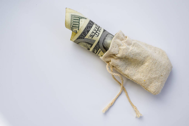 Geldbeutel mit Dollars auf weißem Hintergrund, Geschäftsfinanzierung. Geld sparen für Investitionskonzept Geldsack - Foto, Bild