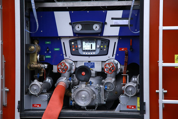 compressore pompa acqua camion antincendio primo piano
 - Foto, immagini