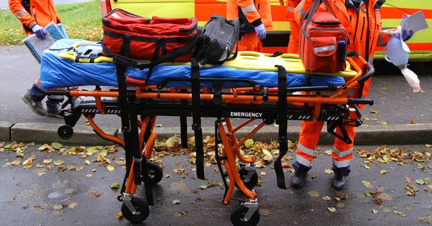 carrinhos de maca de resgate de ambulância de emergência em acton
 - Foto, Imagem