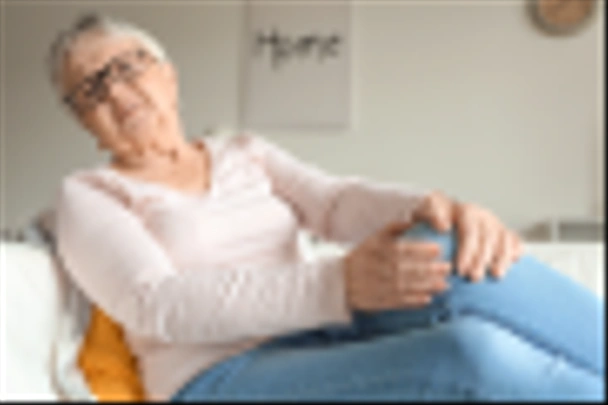 Seniorin leidet zu Hause unter Schmerzen im Knie - Foto, Bild