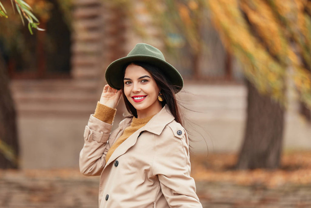 Piękna młoda kobieta w parku w jesienny dzień - Zdjęcie, obraz