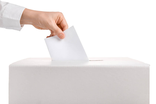 Kobieta wrzucająca papier do głosowania na białym tle - Zdjęcie, obraz