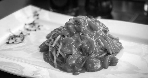 délicieux plat de spaghetti milanais - avec des ingrédients frais
 - Photo, image