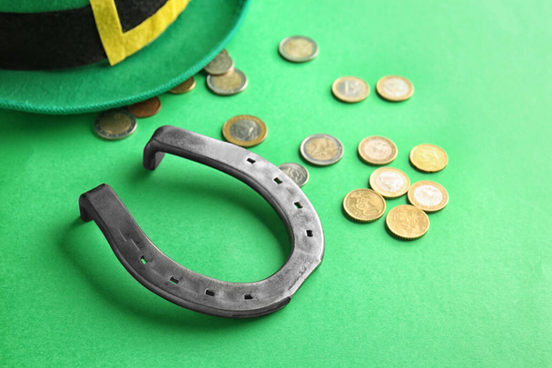 Hut von Kobold mit Hufeisen und Münzen auf farbigem Hintergrund. St. Patrick 's Day Feier - Foto, Bild