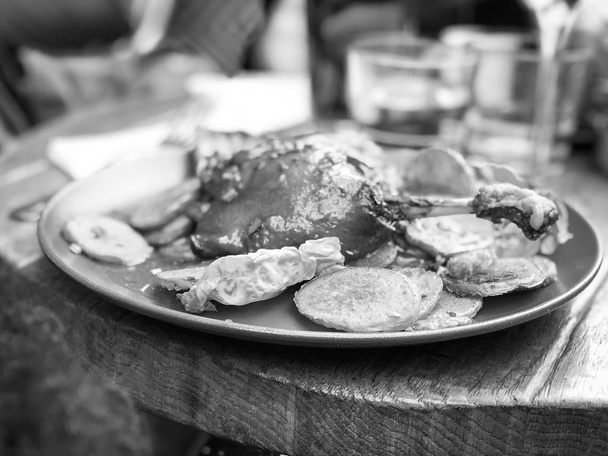 deliciosa perna de pato assada e prato de batatas francesas
 - Foto, Imagem