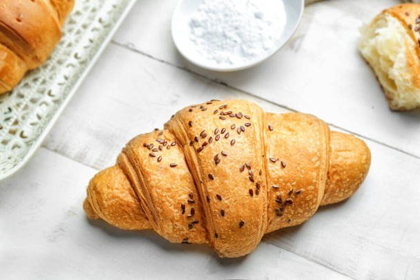 Finom croissant fehér asztalon - Fotó, kép