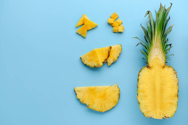 Ananas frais mûrs sur fond de couleur
 - Photo, image