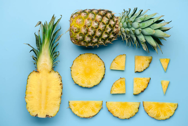 Verse rijpe ananas op kleur achtergrond - Foto, afbeelding