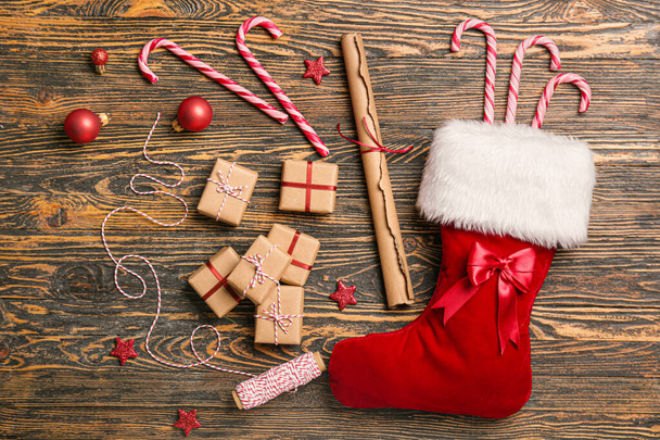 Chaussette de Noël avec cadeaux sur fond en bois - Photo, image