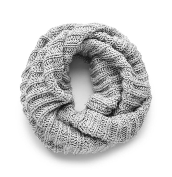 Стильний в'язаний шарф на білому тлі
 - Фото, зображення