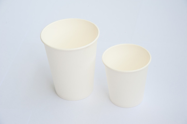 Grupo de taza de café blanco hecha de papel de taza sobre fondo blanco
 - Foto, Imagen