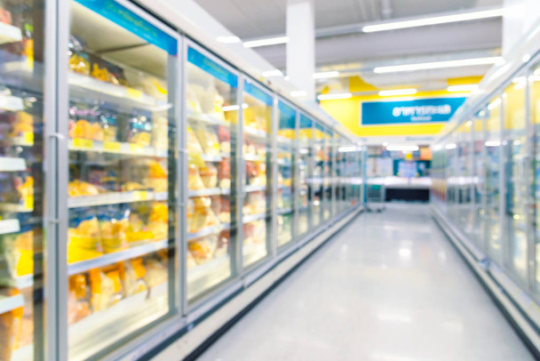 Süpermarketteki dondurucuda dondurulmuş yiyecekler. Tasarımınız için bulanık arkaplan.  - Fotoğraf, Görsel