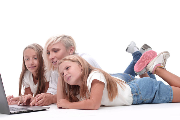 zblízka. Máma a dcery, kteří sledují film na přenosném počítači - Fotografie, Obrázek