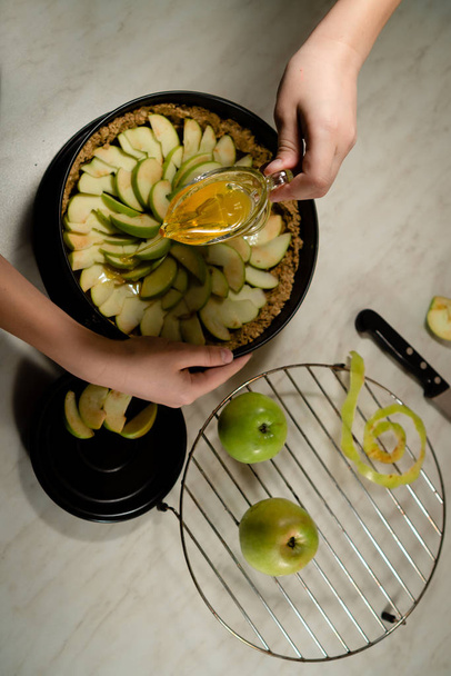 Zelená jablka v pečení. Vaření sváteční jídlo. - Fotografie, Obrázek