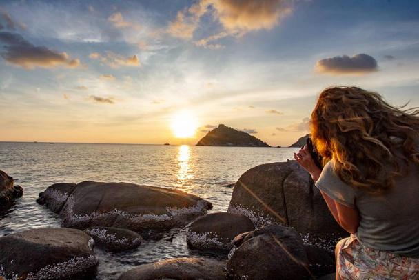 Donne che fotografano l'isola al tramonto
 - Foto, immagini