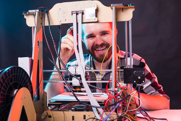 Muž student dělá položku na 3D tiskárně - Fotografie, Obrázek