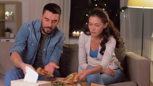 happy couple eating takeaway pizza at home - Séquence, vidéo