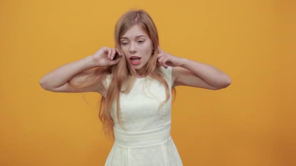 Γυναίκα κρατώντας τα δάχτυλα στο κεφάλι, κρατώντας το στόμα ανοιχτό, ουρλιάζοντας, ανακοινώνοντας - Πλάνα, βίντεο