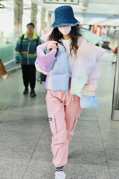 CHINA ANGELABABY FASHION OUTFIT BEIJING AIRPORT - Foto, Bild