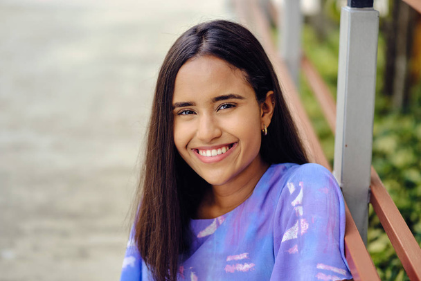 Sonriente dominicano 20 años de edad chica al aire libre campus universitario
 - Foto, imagen