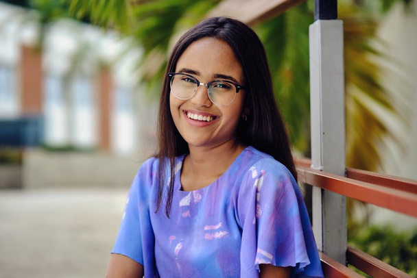 Uśmiechnięta dominikanka 20 lat dziewczyna outdoor campus uniwersytet - Zdjęcie, obraz