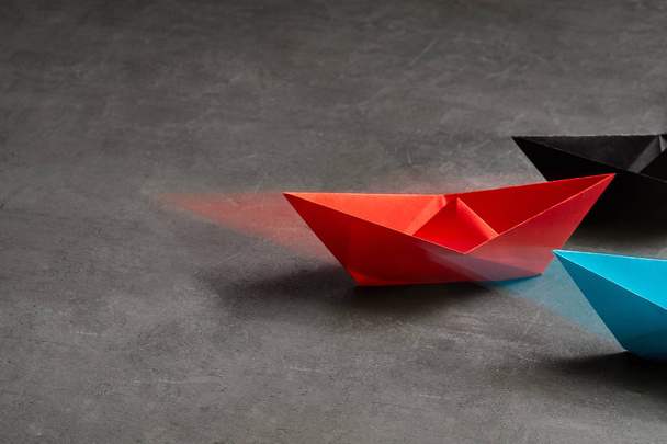 Üzleti koncepció, Paper Boat, a kulcsvélemény vezetője, a befolyás fogalma. - Fotó, kép