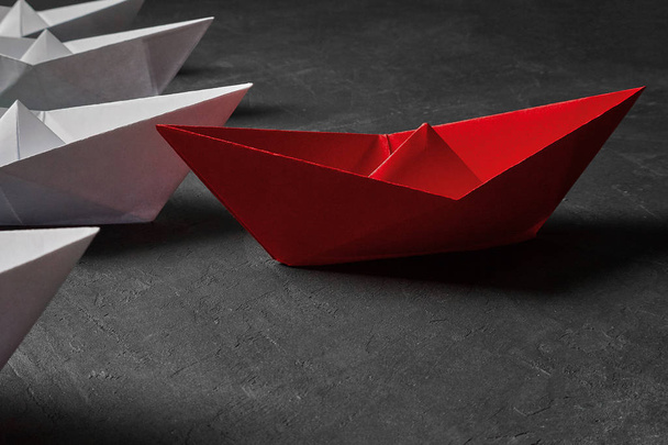 Üzleti koncepció, Paper Boat, a kulcsvélemény vezetője, a befolyás fogalma. - Fotó, kép