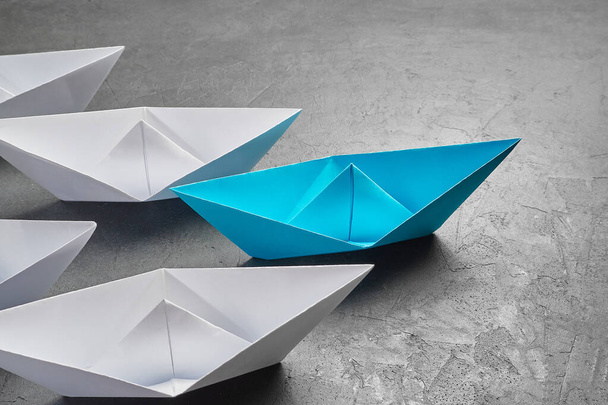 Business Concept, Paper Boat, η βασική γνώμη Leader, η έννοια της επιρροής. - Φωτογραφία, εικόνα