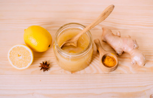 Honing, citroen en gemberwortel. - Foto, afbeelding