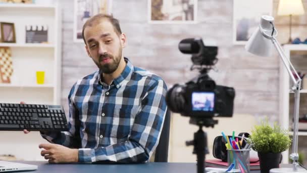 Berühmter Vlogger filmt Tastaturkritik für seine Anhänger - Filmmaterial, Video