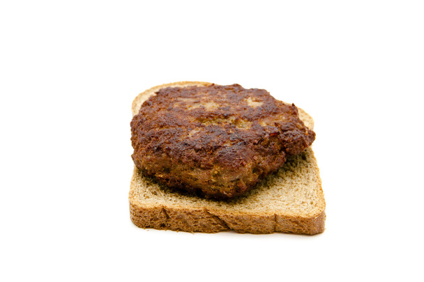 vers rundvlees Frikadel en toast brood - Foto, afbeelding