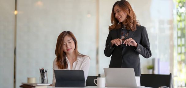 zwei junge professionelle Geschäftsfrauen beraten gemeinsam den Projektplan in einem modernen Büroraum  - Foto, Bild