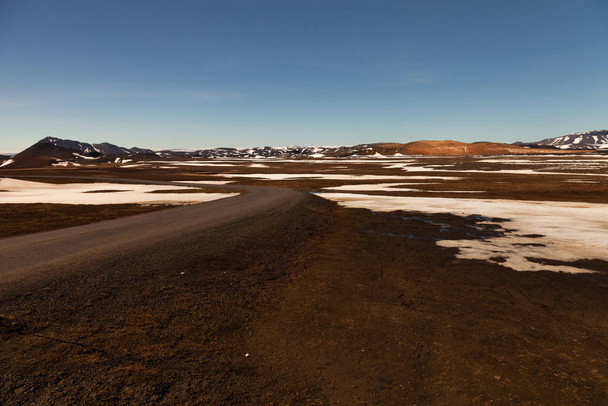 İzlanda 'nın karlı, sakin, rengarenk bahar manzarası - Fotoğraf, Görsel
