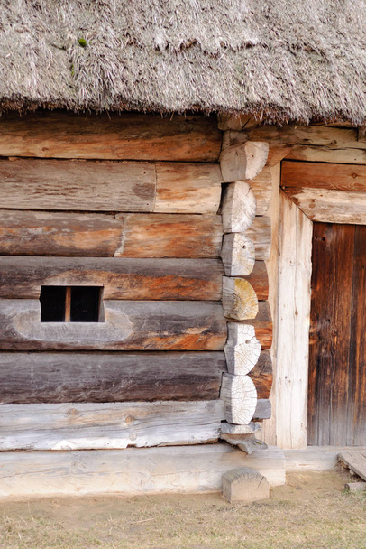 Close-up van antieke hut met strodak - Foto, afbeelding