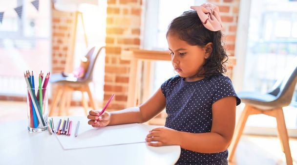Piękne maluch dziewczyna rysunek cute wyciągnąć przy użyciu kolorowych ołówków w przedszkolu - Zdjęcie, obraz