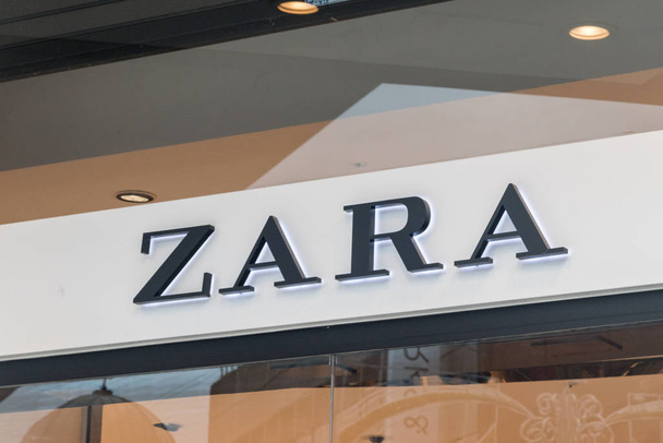 Logo of Zara on the shop. Zara is a Spanish apparel retailer based in Arteixo. - Foto, imagen