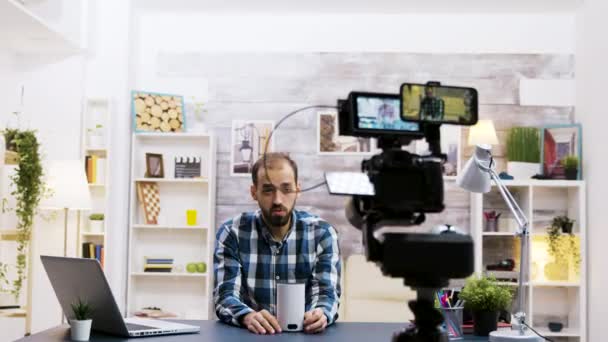 Berühmter Influencer spricht in seinem Vlog über neuen smarten Lautsprecher - Filmmaterial, Video