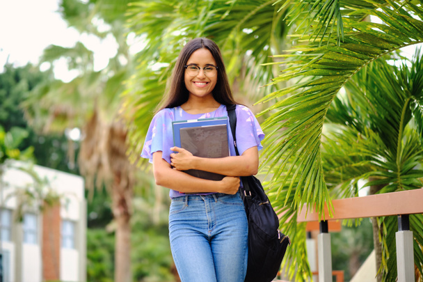 20s años estudiante sonriendo al aire libre en campus universitario
 - Foto, Imagen