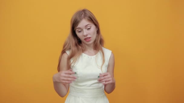 Mujer joven rubia decepcionada extiende las manos, mirando confundido a la cámara
 - Metraje, vídeo