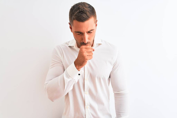 Молодой привлекательный бизнесмен в элегантной рубашке на изолированном фоне чувствует себя нездоровым и кашляет как симптом простуды или бронхита. Концепция здравоохранения
. - Фото, изображение