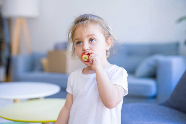 イチゴを食べる美しい幼児の子供の女の子 - 写真・画像
