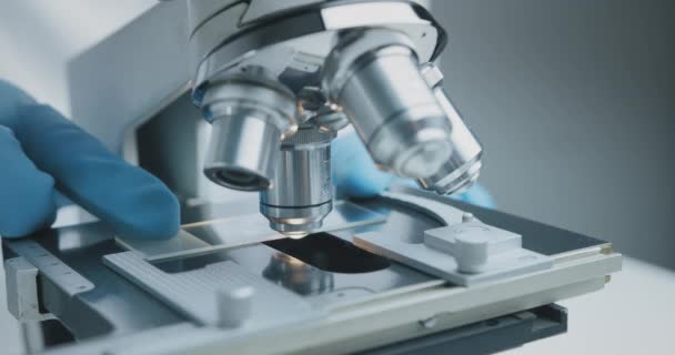 Imagem de perto dos estudos científicos que examinam a amostra de ensaio ao microscópio
. - Filmagem, Vídeo