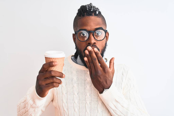 Afrikai amerikai férfi copfos ivás elvenni kávé felett elszigetelt fehér háttér fedél száj kézzel sokkolt szégyen a hiba, kifejezés a félelem, félek a csend, titkos koncepció - Fotó, kép