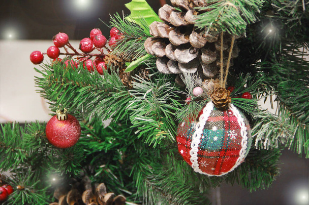 bolas de brinquedos multicores festivas, cones, galhos de árvore e decoração
 - Foto, Imagem