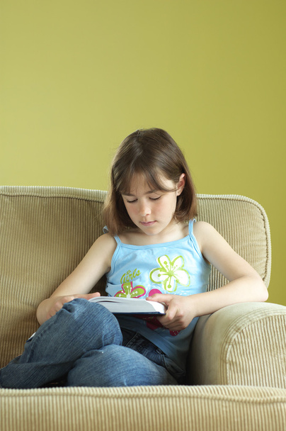 Young girl reading a book - 写真・画像