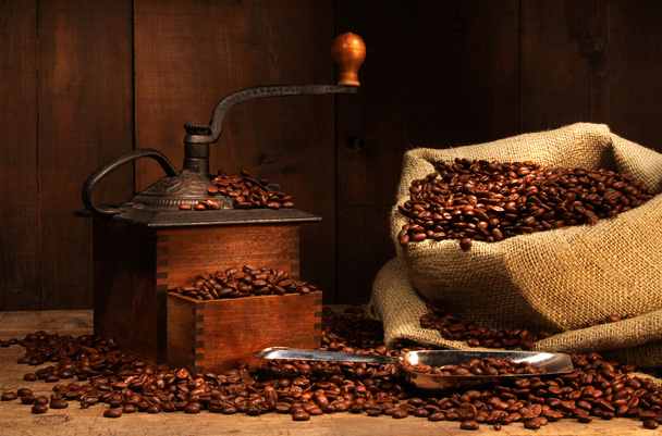 Moulin à café antique avec haricots
 - Photo, image
