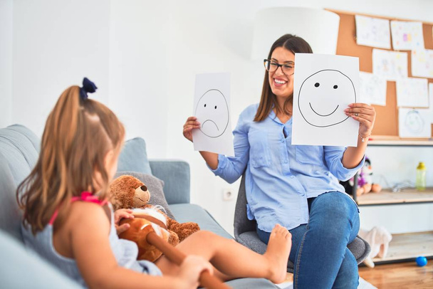 Junge Therapeutin spricht und behandelt Kind, Beraterin und Verhaltenskorrektur bei Pädagogin zeigt glückliche und traurige Gesichter - Foto, Bild