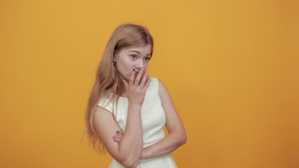 Γοητευτική νεαρή γυναίκα που κρατά τα χέρια στο στόμα, χασμουριέται, δείχνει κουρασμένη - Πλάνα, βίντεο
